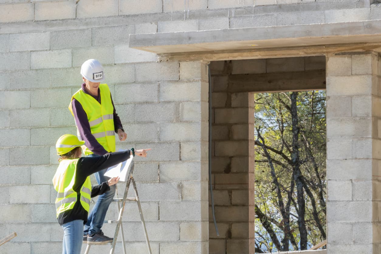 workers building house